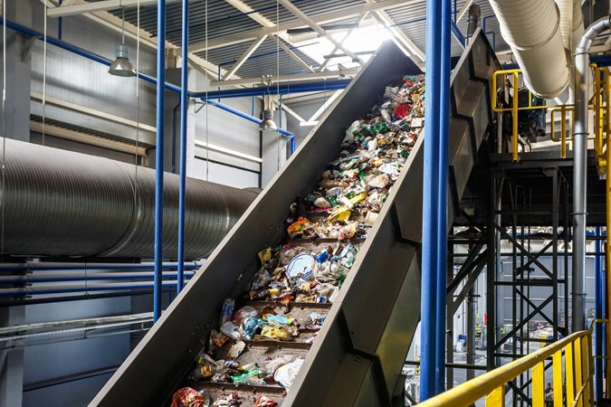 Le novità del RENTRI interessano produttori di rifiuti, trasportatori, gestori di impianti di trattamento, smaltitori, intermediari, commercianti.