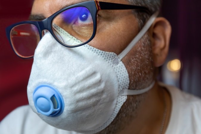 La prova di adattabilità, o user seal check, è un controllo effettuato dal lavoratore ogni volta che indossa il DPI respiratorio per assicurarsi che il dispositivo sia correttamente posizionato.