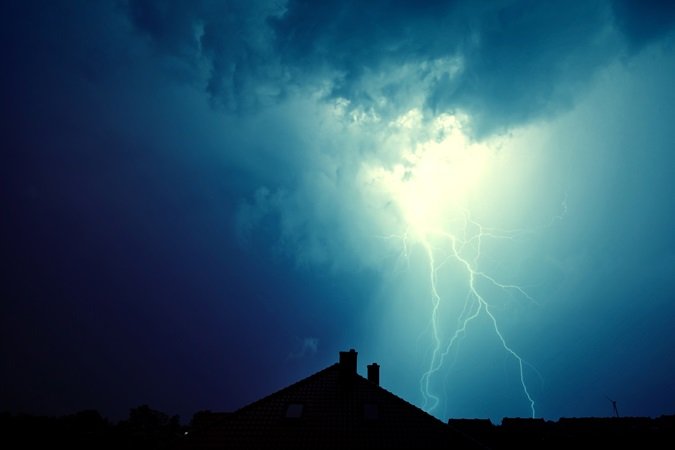 Le scariche atmosferiche, chiamate più comunemente fulmini.