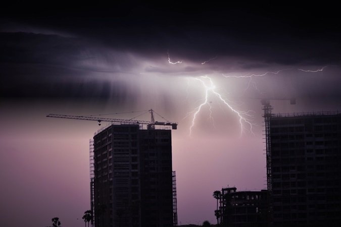 Il rischio in questione si riferisce alla probabilità che un fulmine colpisca una struttura o un'area, provocando potenziali danni a edifici, impianti e persone.