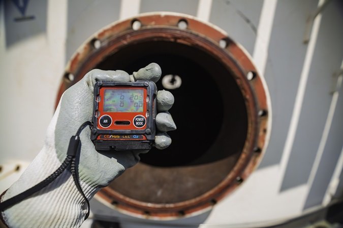Primo piano di un rilevatore multigas, strumento essenziale per operare in sicurezza in ambienti confinati.