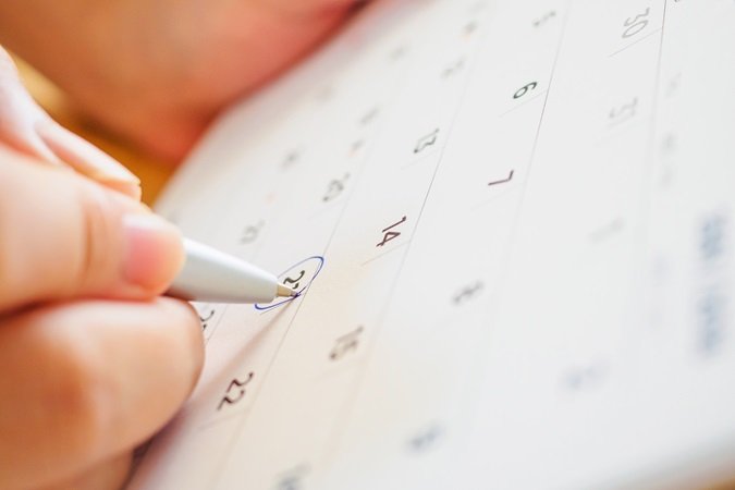 Un close up di una mano che scrive su un calendario, cerchiando una data: l'entrata in vigore di nuove norme sulla formazione sicurezza richiede di verificare le scadenze di aggiornamento e di nuova erogazione di corsi.
