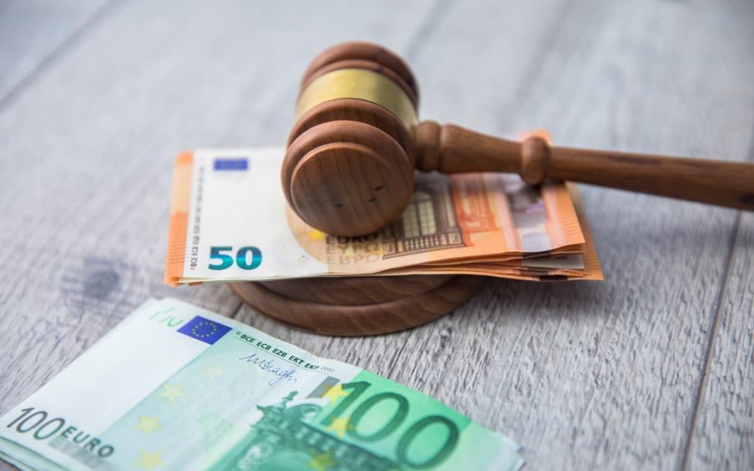 Due mazzetti di banconote da 50 e 100 euro e il martello di un giudice: simbolo di un tentativo di corruzione che la certificazione 37001 vuole prevenire.