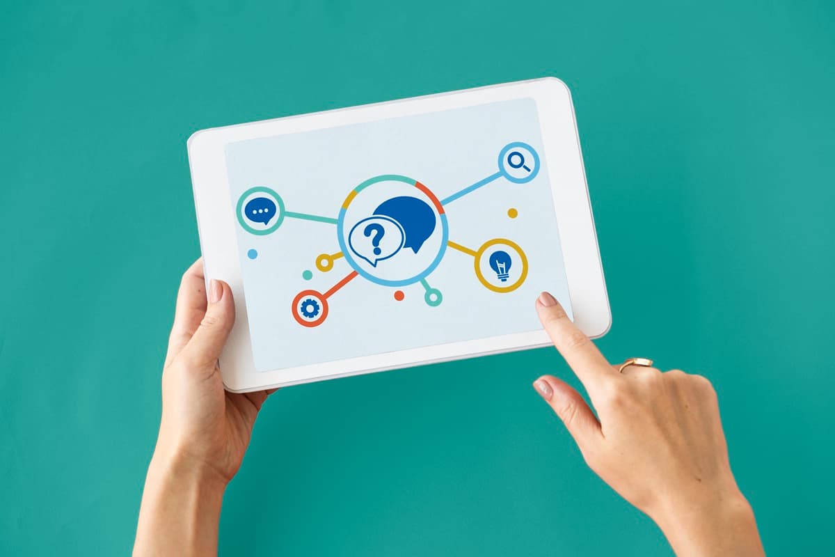 Un tablet con grafiche colorate a rappresentare la possibilità di ottenere risposte ai principali dubbi. Simbolo delle FAQ di Accredia.