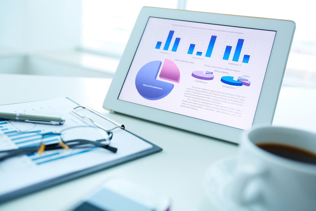 Un tablet con un report fatto di grafici e testo per rappresentare l'informativa annuale sulla parità di genere richiesta alle aziende che si certificano UNI/PdR 125.