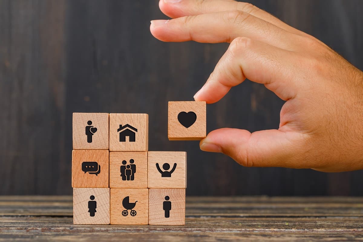 9 dadi di legno che rappresentano altrettante istanze di vita personale. Gli elementi che le aziende dovrebbero iniziare a integrare nella propria strategia di gestione delle risorse umane.
